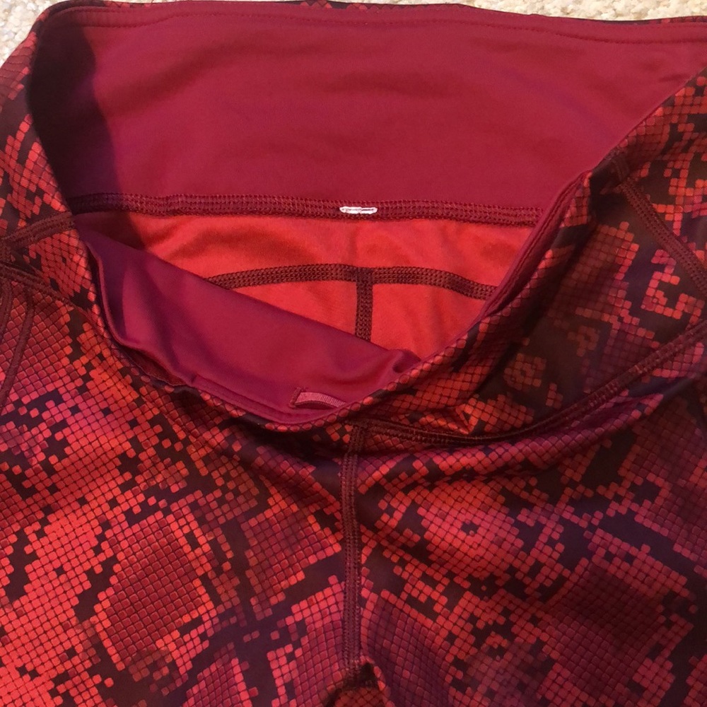 Lululemon Vent It Out Crop Python Snakeskin Capris - image 6